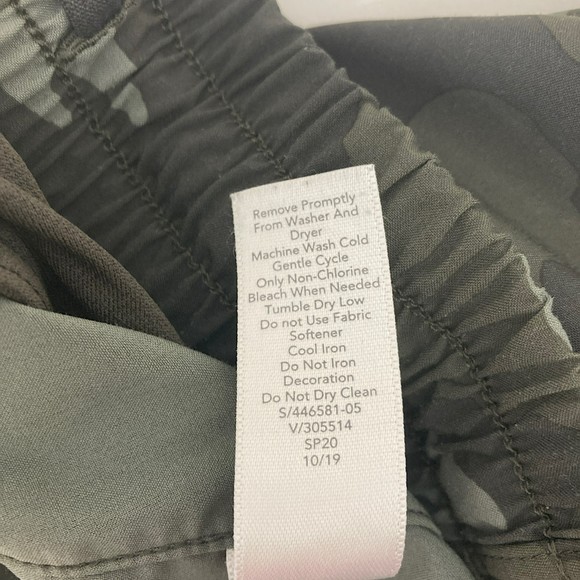 ⭐ Athleta Mesh Racer Run Short Camo Olive Size S - Picture 13 of 15